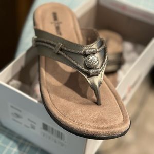 Minnetonka size 8 new in box - bronze color
